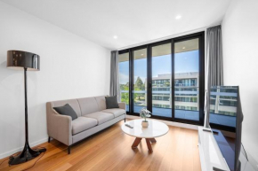 Bright 1BDR Apartment with Parking Next Canberra Centre